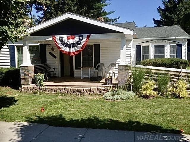 view of front facade featuring a front lawn