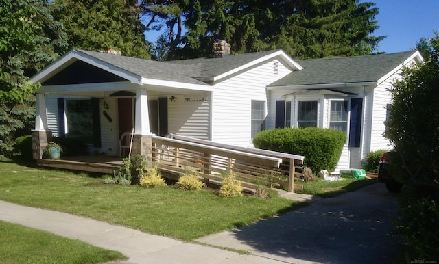 view of front facade featuring covered porch and a front lawn