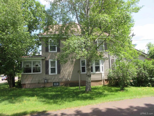 view of front of house with a front lawn