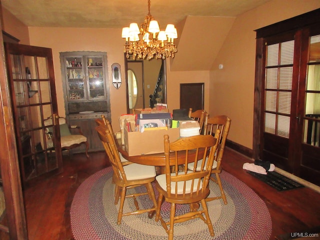 dining space featuring an inviting chandelier, lofted ceiling, and hardwood / wood-style floors