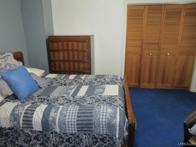 bedroom with carpet flooring and a closet