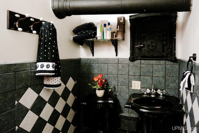 bathroom featuring sink