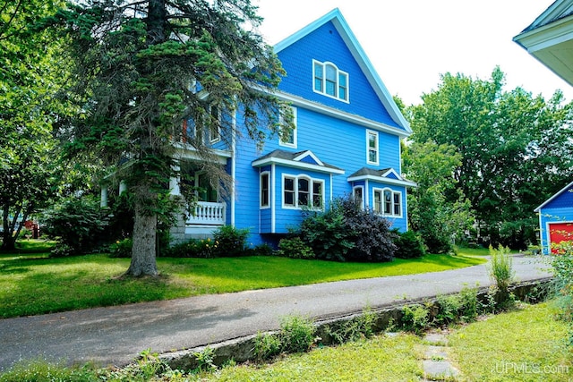 victorian home with a front yard