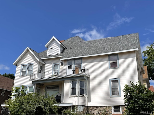 view of front of property featuring a balcony