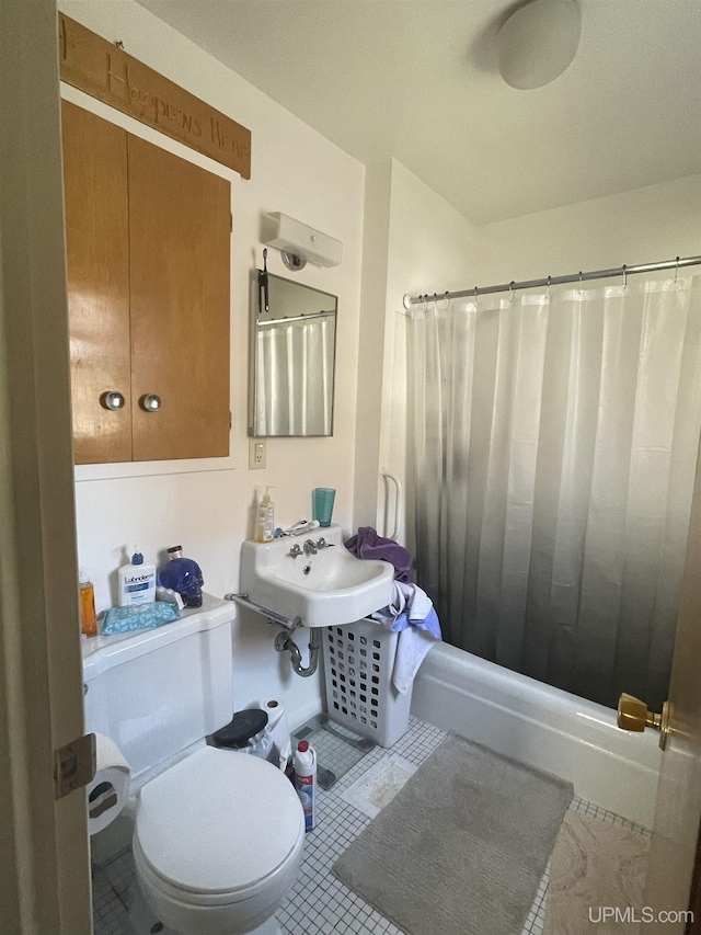 bathroom featuring a shower with curtain, tile patterned floors, toilet, and sink