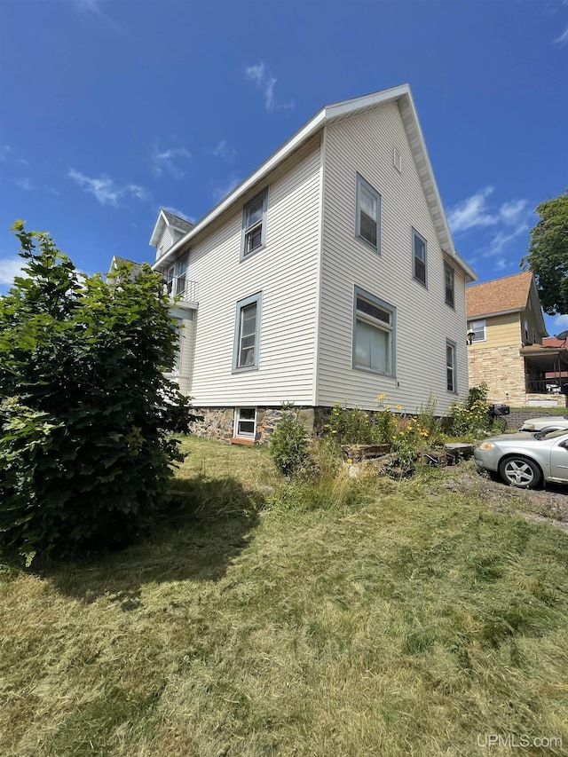 view of side of home featuring a lawn