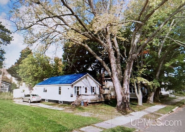 view of front of home with a front yard