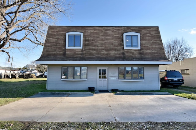 view of front of property with a front lawn