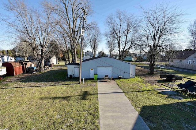 view of yard featuring an outdoor structure and a garage