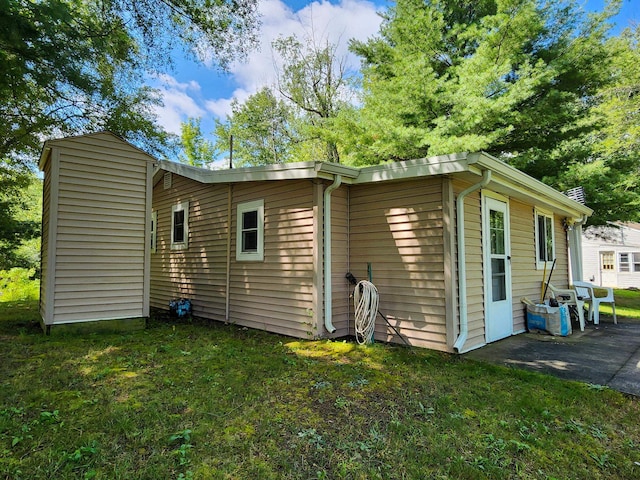 back of house featuring a yard