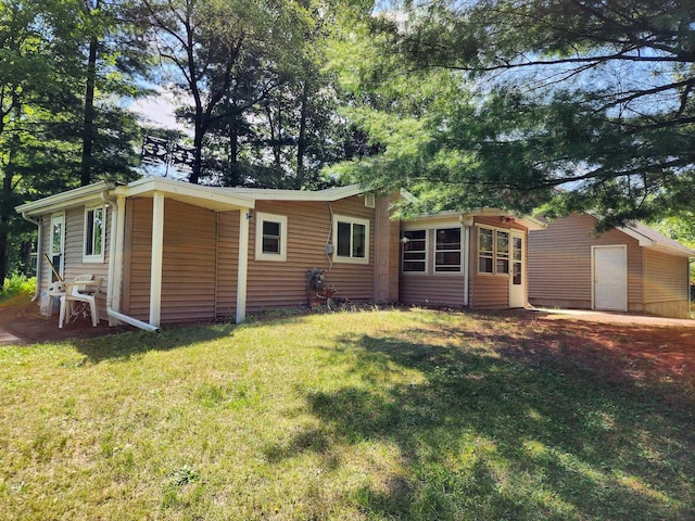 view of front of home featuring a front lawn