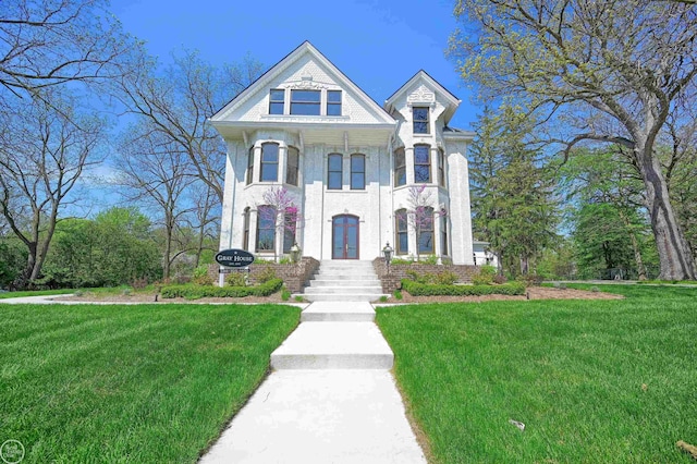 view of front of property with a front lawn