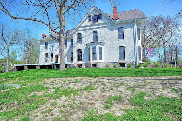 view of front facade featuring a front yard