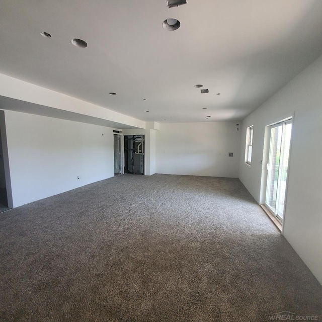 spare room featuring carpet floors