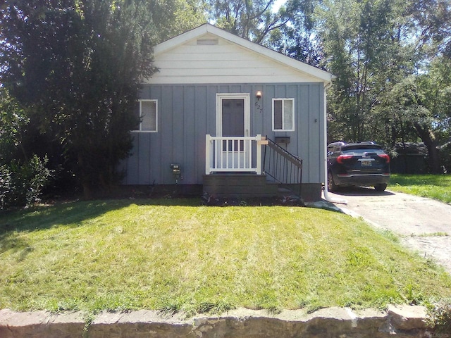 view of front of home with a front lawn