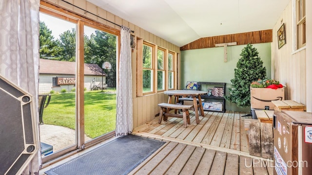 sunroom with lofted ceiling