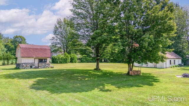 view of yard featuring an outdoor structure