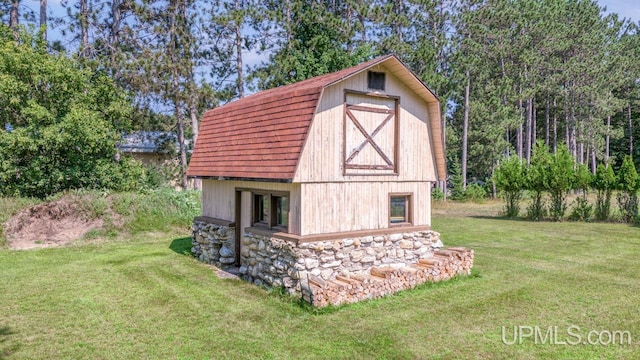 view of outdoor structure featuring a yard