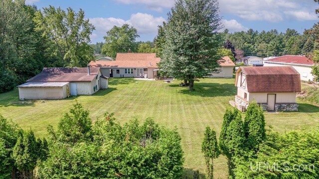 view of yard featuring an outdoor structure