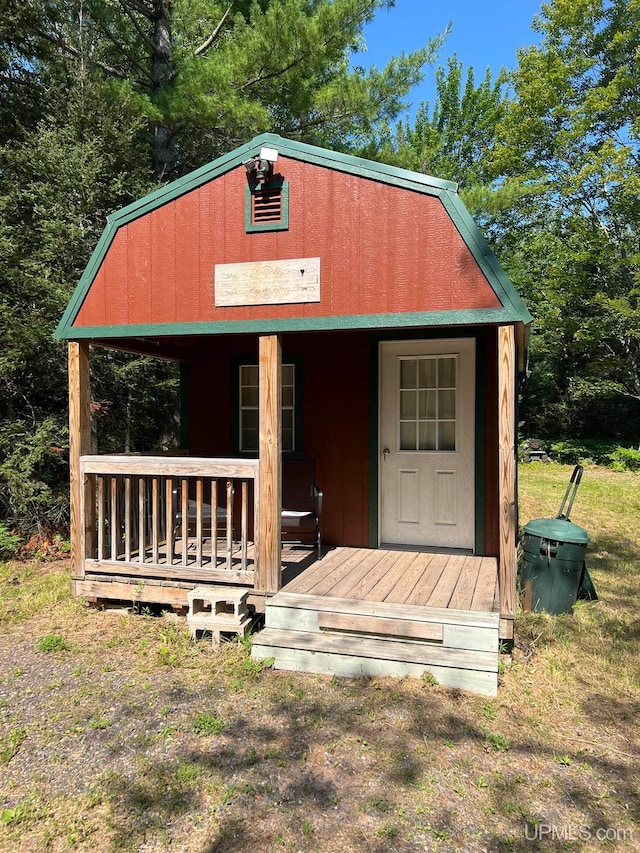 view of front of property featuring a front yard