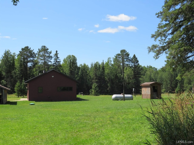 view of yard with an outdoor structure