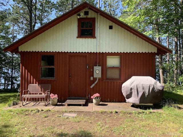 rear view of house featuring an outbuilding