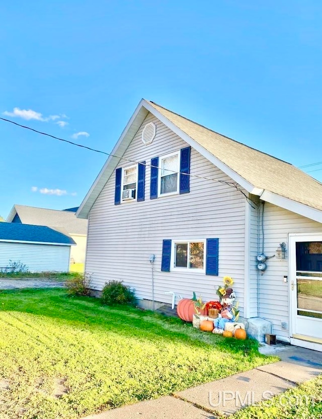 view of front of house featuring a front yard