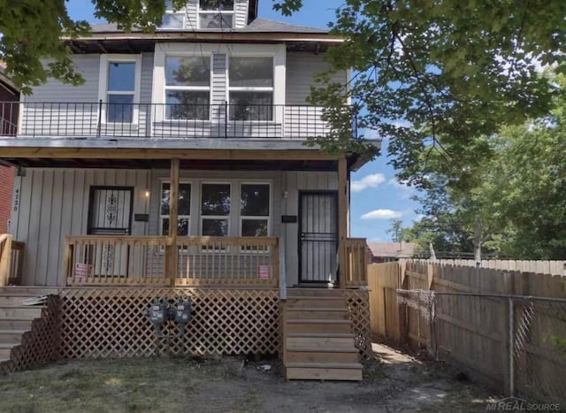 view of front of property featuring a balcony