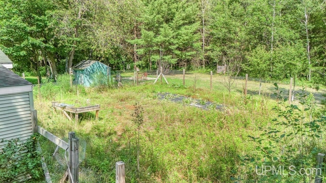 view of yard with an outbuilding