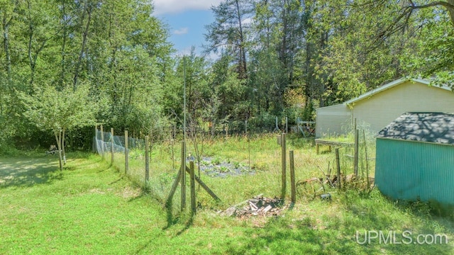 view of yard featuring an outdoor structure