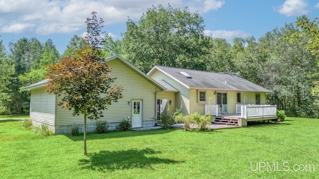 view of front of property featuring a deck and a front yard