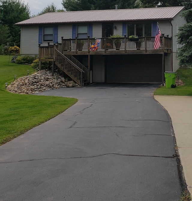 view of front of house featuring a garage and a front yard