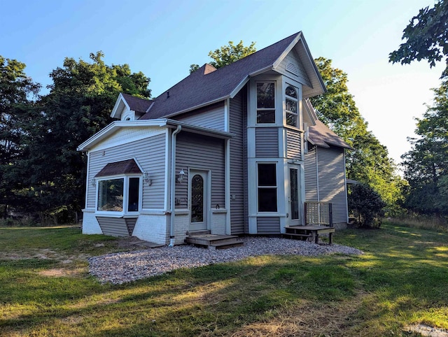 view of front facade featuring a front lawn