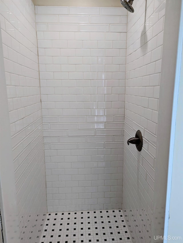 bathroom featuring a tile shower