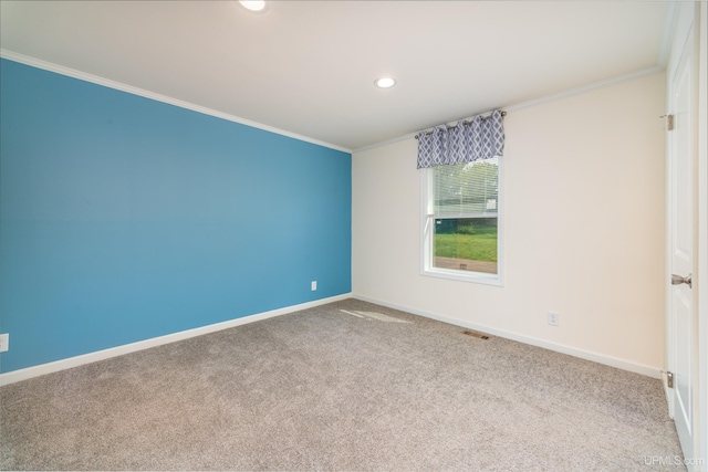 carpeted empty room featuring recessed lighting, visible vents, baseboards, and crown molding