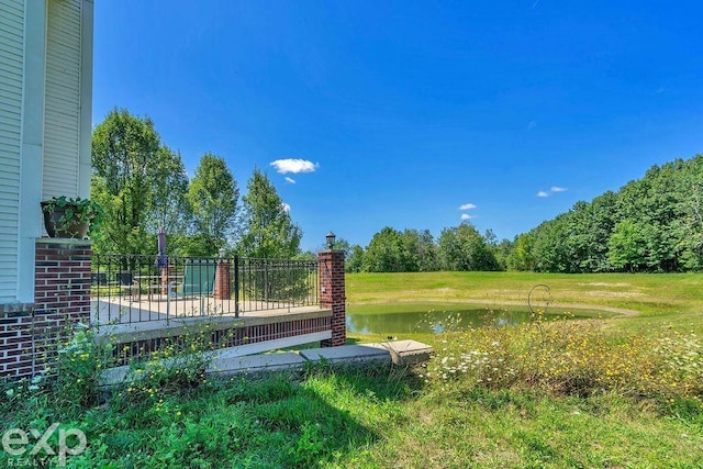 view of yard featuring a water view