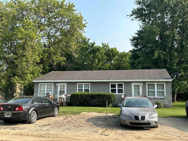 single story home with a front yard