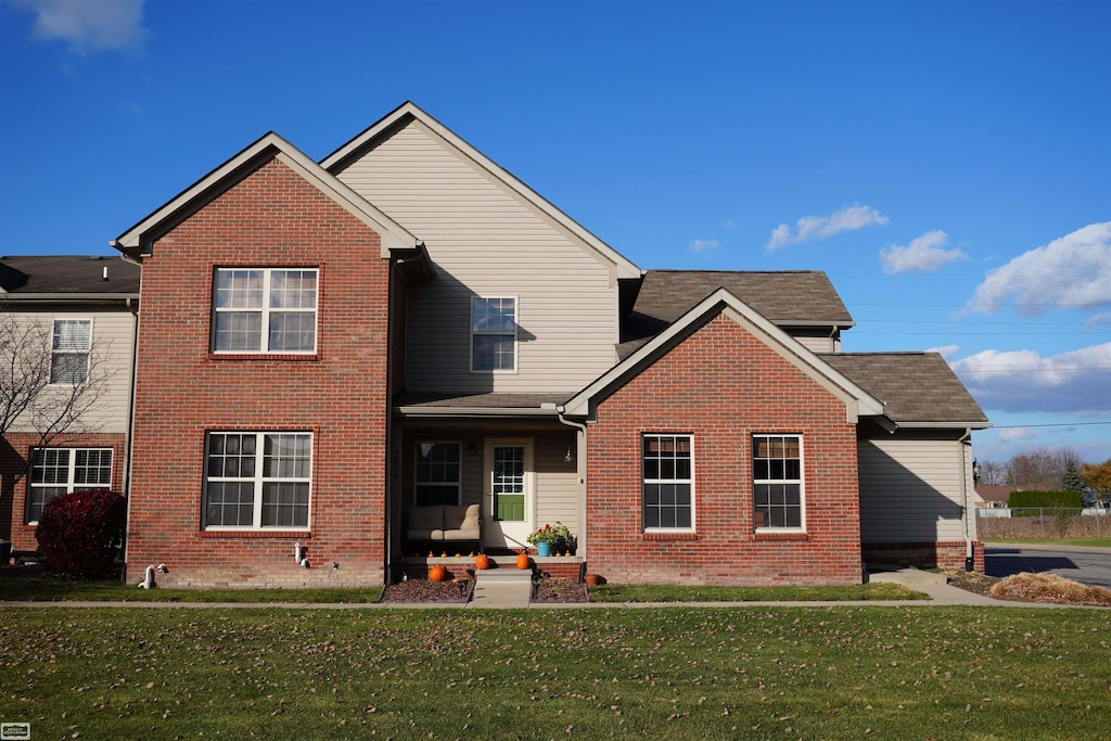 front facade featuring a front yard