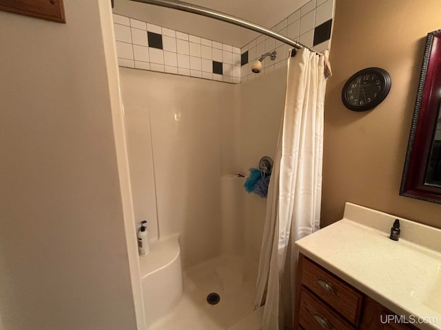 bathroom featuring a shower with shower curtain and vanity