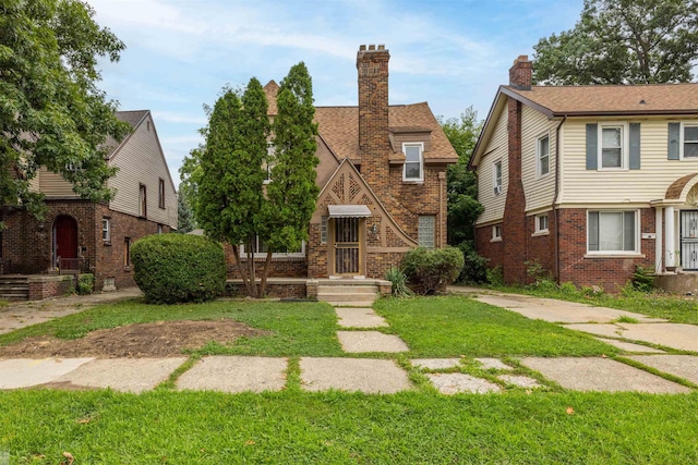 view of front facade featuring a front yard