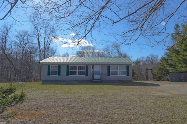 single story home featuring a front lawn