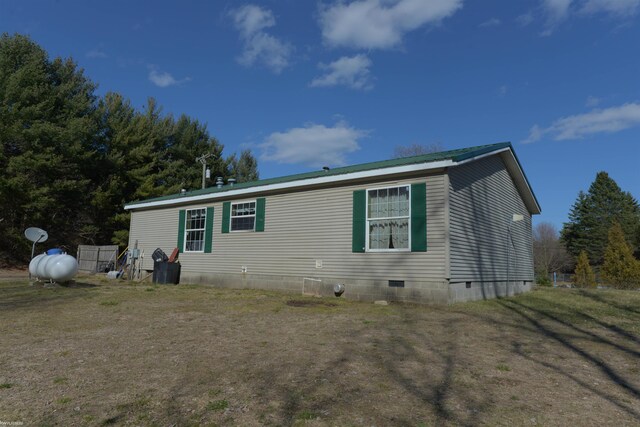 view of side of property featuring a yard