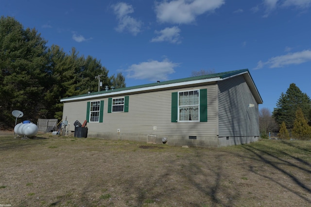 exterior space featuring a front lawn