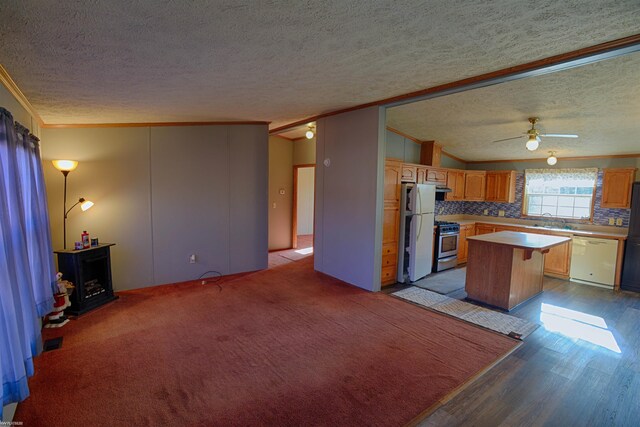 kitchen featuring backsplash, light carpet, crown molding, a center island, and white appliances