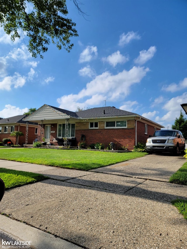 single story home featuring a front yard