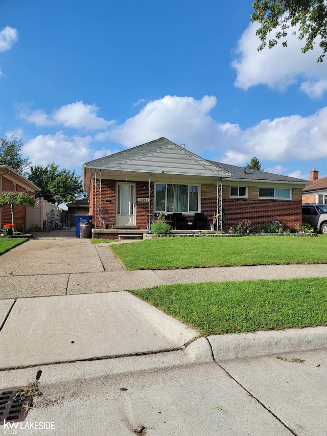 single story home featuring a front lawn