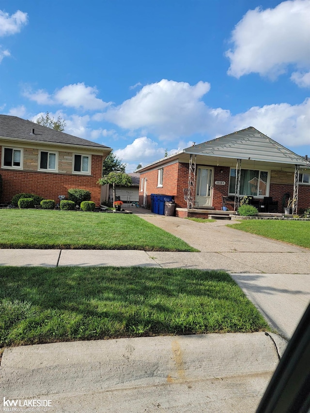 view of front of property featuring a front yard and covered porch