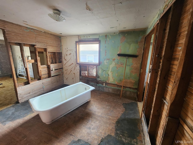 bathroom featuring a tub and ceiling fan