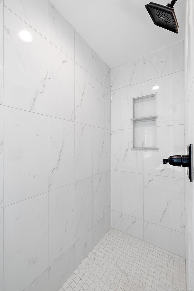 bathroom featuring a tile shower