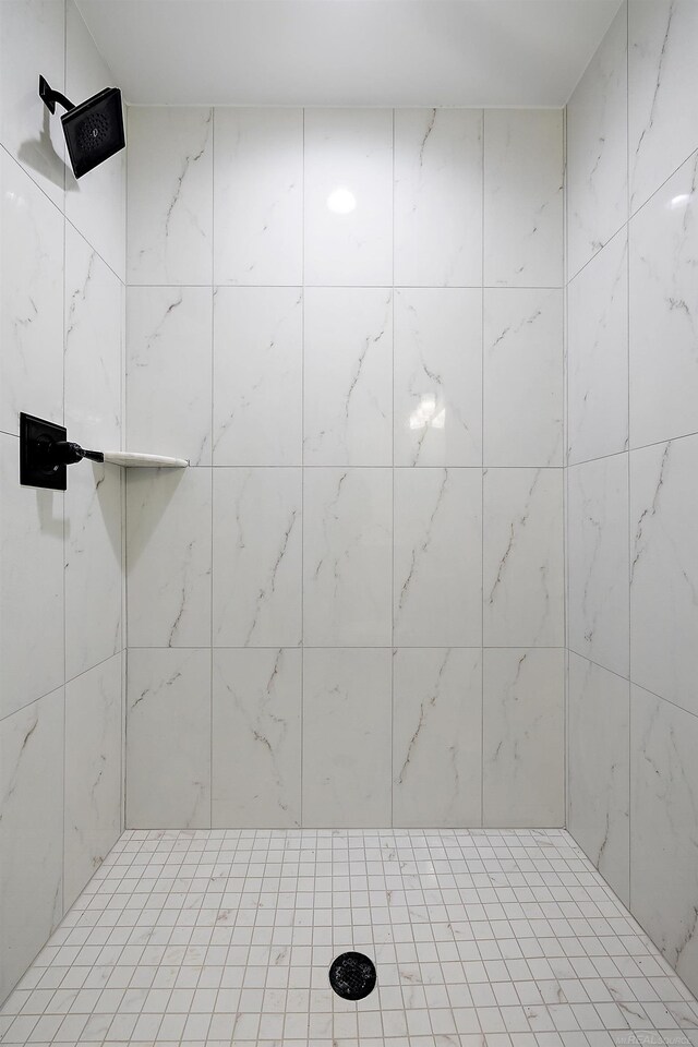 bathroom featuring tiled shower